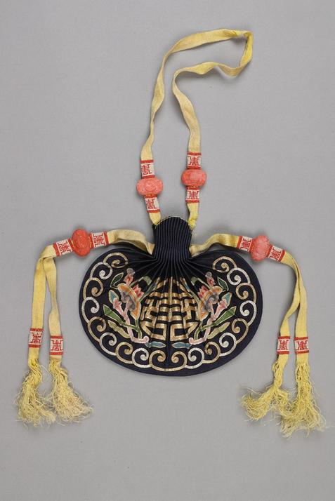 石青色缎平金银锁绣灵芝团寿纹椭圆荷包