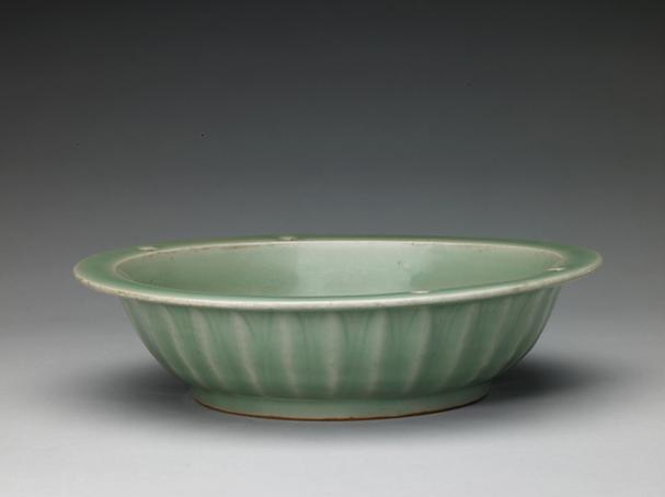 龙泉窑青釉塑贴双鱼纹洗