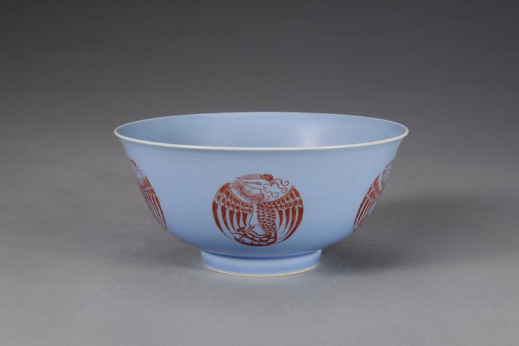 雍正款天蓝釉矾红彩团凤纹碗