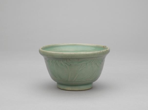 龙泉窑青釉刻划花卉纹碗