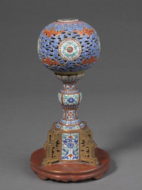 乾隆粉彩云蝠纹冠架