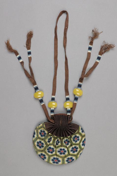 香色缎口铺绒朵花六角纹椭圆荷包