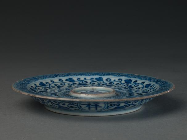 青花缠枝莲纹盏托