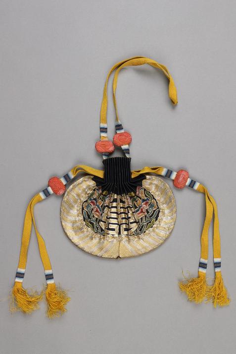 石青色缎平金银锁绣灵芝团寿纹椭圆荷包