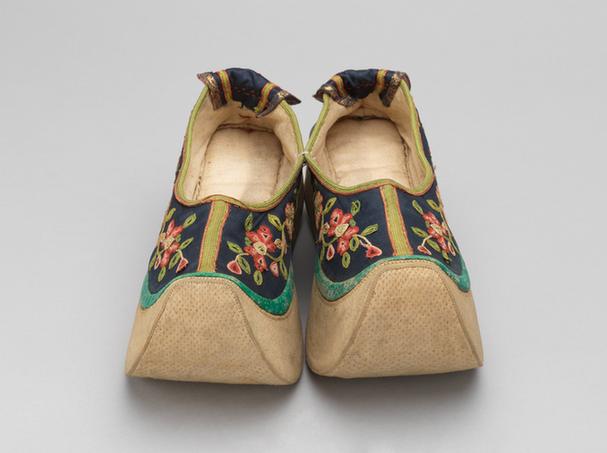 灰蓝色缎锁绣桃花纹皂鞋