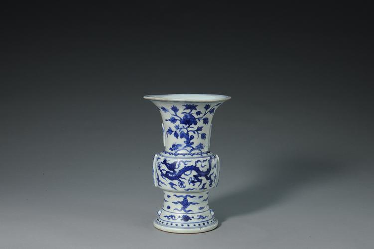 嘉靖款青花双龙花蝶纹出戟尊