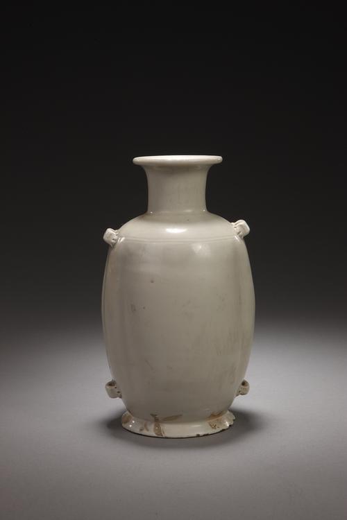 定窑白釉穿带瓜棱壶