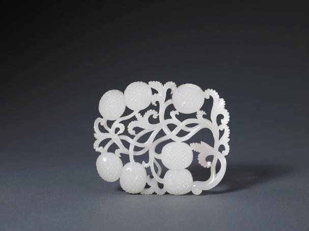 白玉镂雕荔枝佩