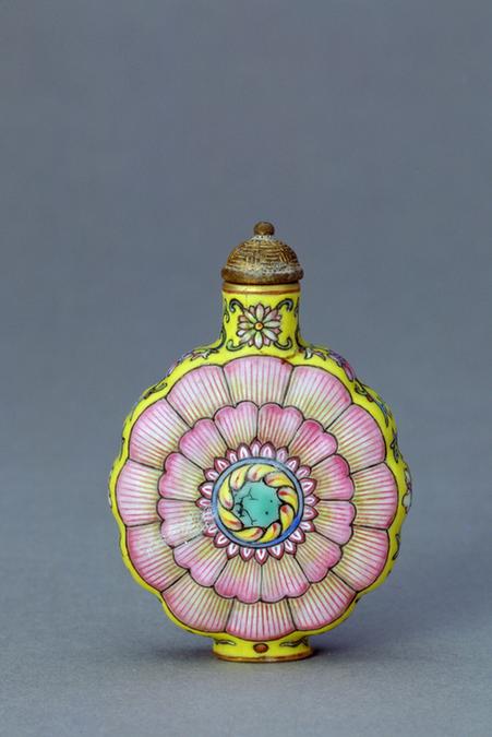 乾隆款粉彩芙蓉花瓣式鼻烟壶