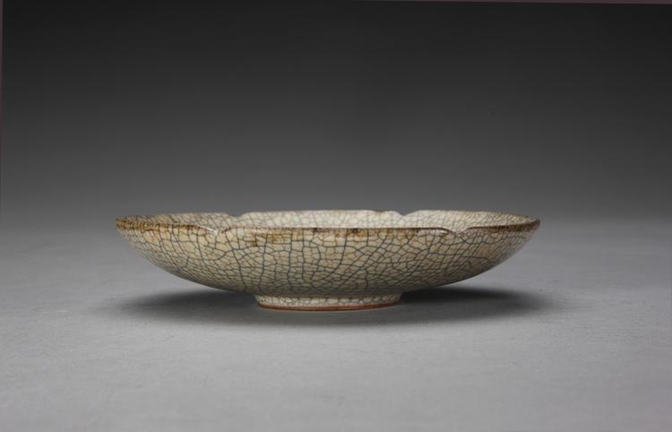 哥窑米黄釉葵瓣口盘