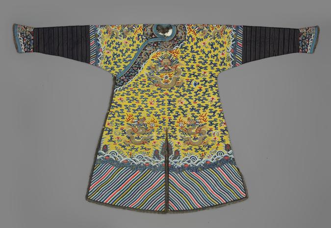 明黄色缂丝彩云蝠金龙纹灰鼠皮男龙袍