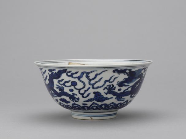万历款青花双龙赶珠纹碗