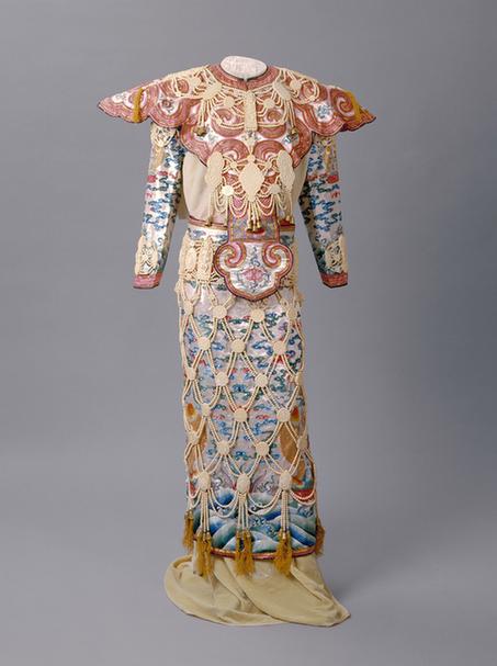 白色缎绣缀砗磲珠璎珞衣