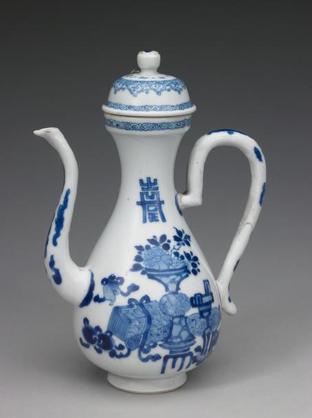 青花人物寿字博古图执壶