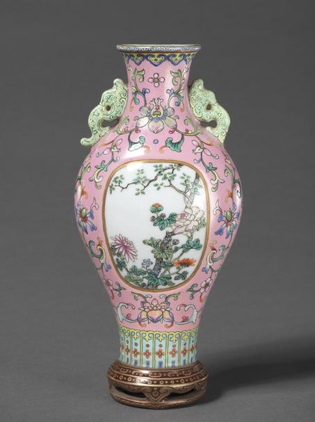 乾隆款粉地粉彩开光花卉纹壁瓶