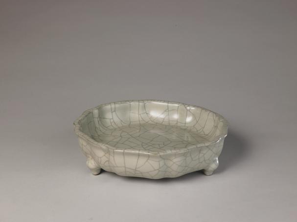 乾隆款仿哥釉葵瓣三足洗