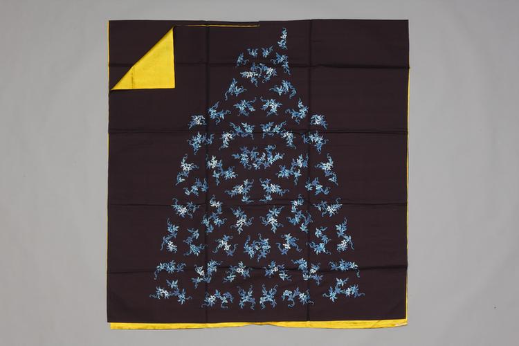 石青色绸绣三蓝藤萝纹袍料