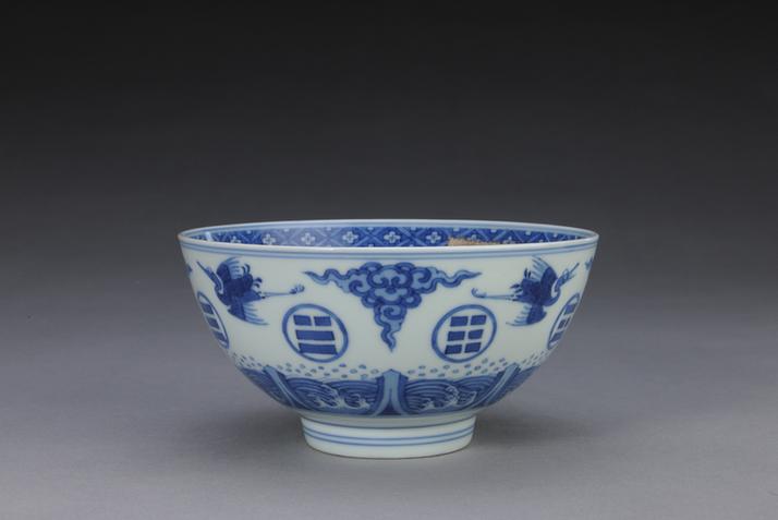 青花八卦云鹤图碗