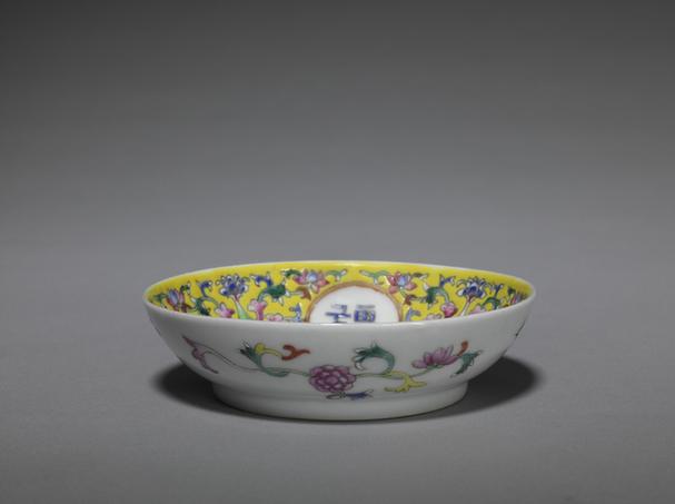 光绪款外白地里黄地粉彩描金“万寿无疆”盘