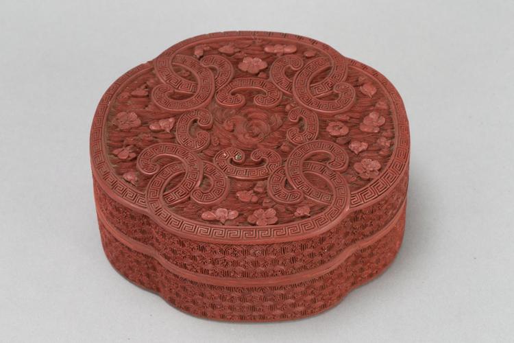 乾隆款剔红落花流水纹如意式盒