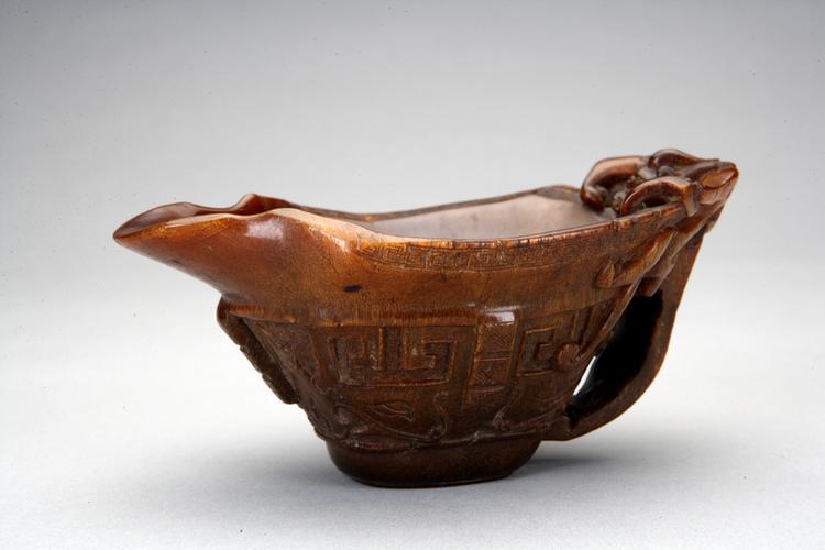 犀角雕双螭饕餮纹带柄杯