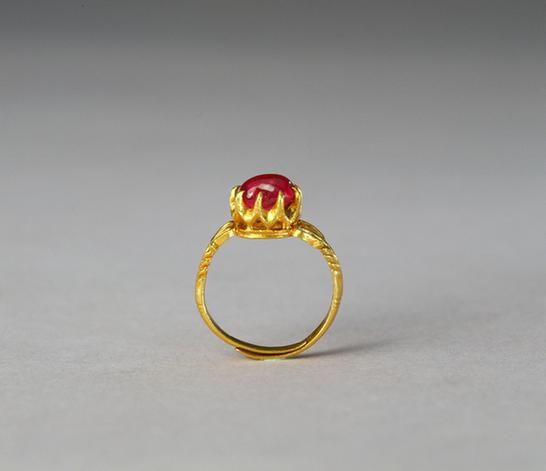 金镶红宝石戒指