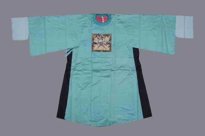 水绿色素缎缀平金银绣云鹤纹方补男官衣