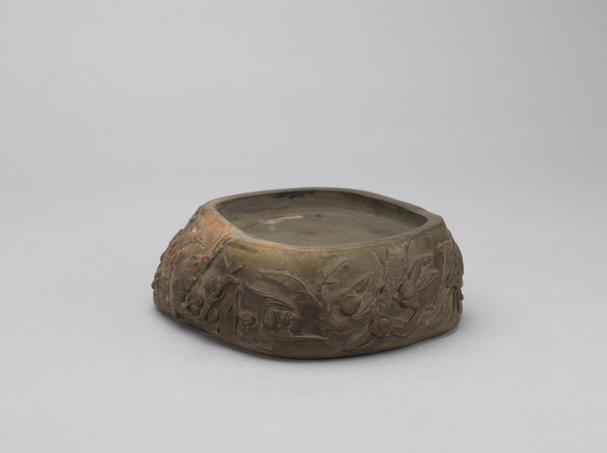 松花江石莲梅桃纹池随形砚