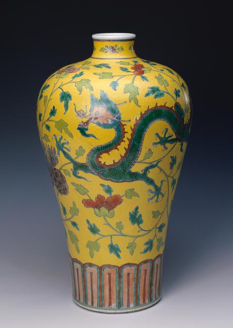 黄地粉彩龙凤穿花纹梅瓶