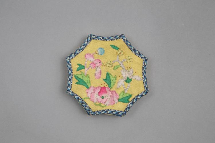 黄色缎钉绫绣玉堂富贵纹活计-粉盒