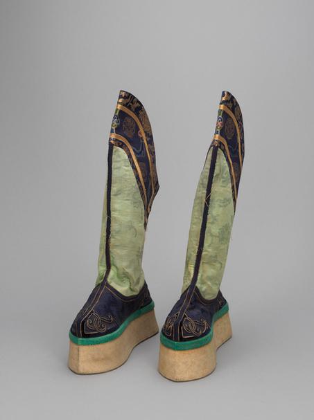 绿色缎筒石青缎帮绒云纹头尖底靴