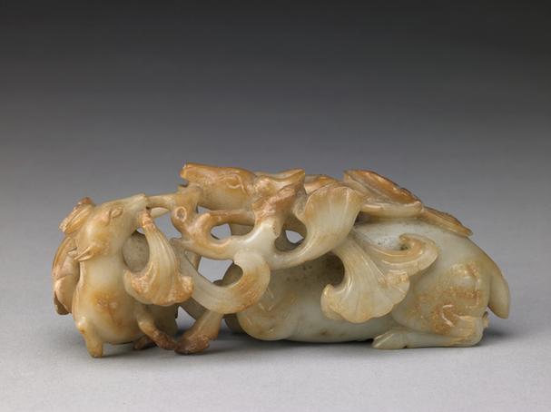 青玉镂雕衔灵芝子母卧鹿