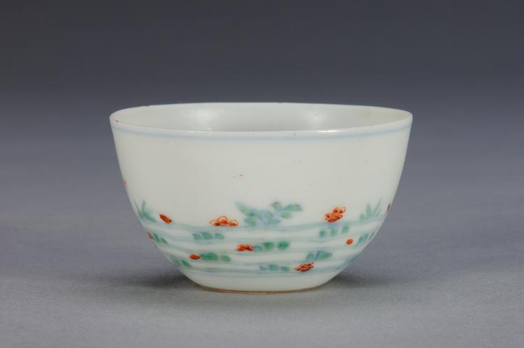 斗彩落花流水纹杯