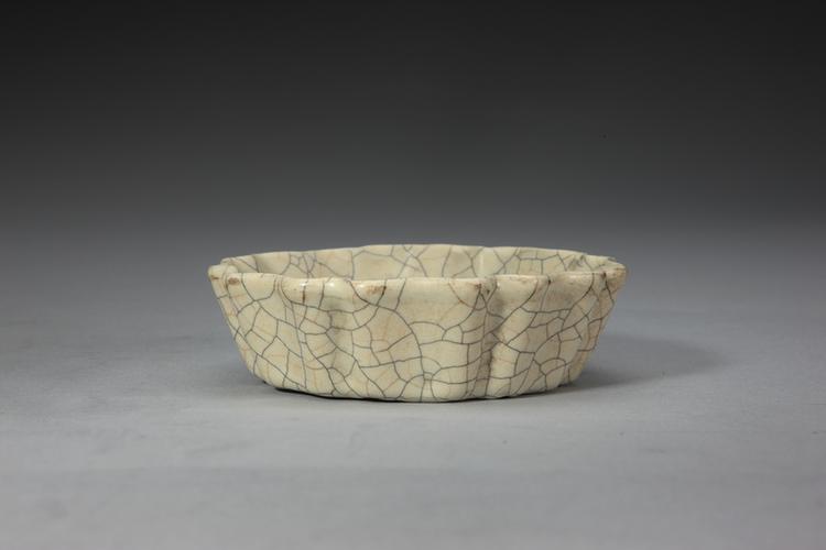 哥窑青釉梅花式洗