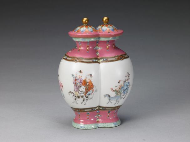 乾隆款珐琅彩婴戏图合欢瓶