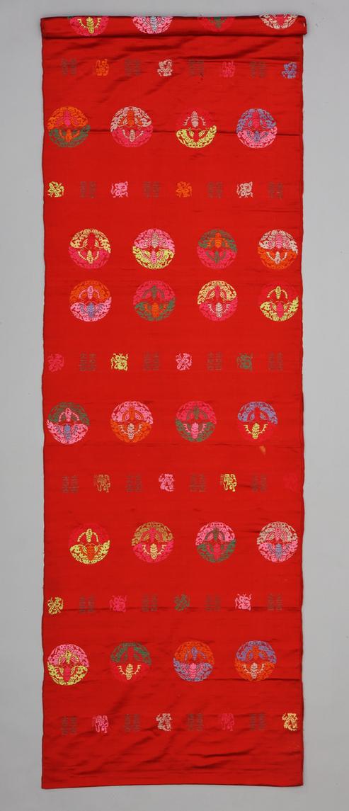 红色喜相逢双喜字暗八仙纹妆花缎