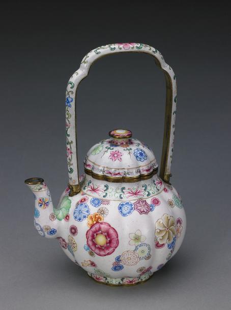 乾隆款画珐琅团花纹提梁壶