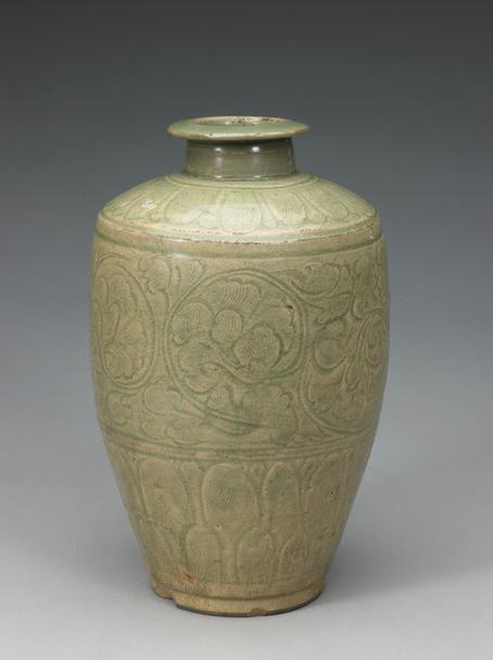 龙泉窑青釉刻花梅瓶