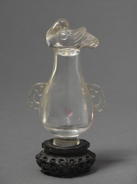 水晶双勾云纹耳带凤纹盖瓶