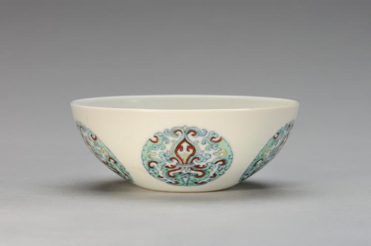 雍正款斗彩团凤纹卧足小碗
