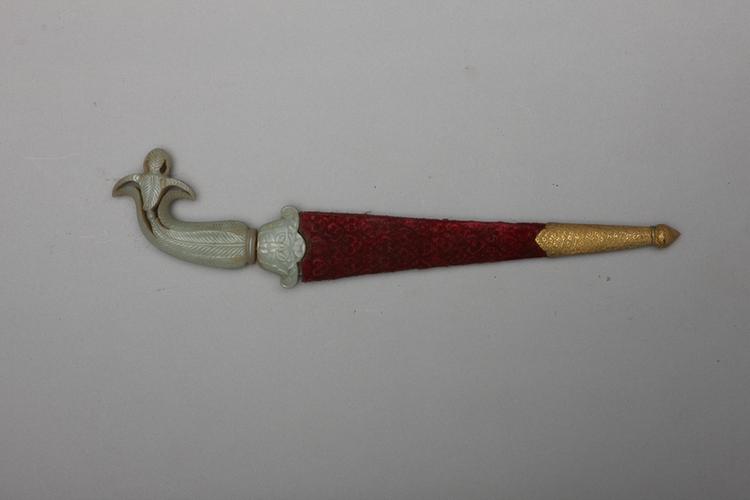 玉雕花柄绒鞘匕首