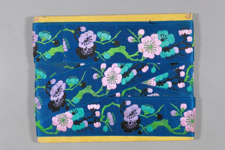 品蓝色缎地枝梅花纹绦