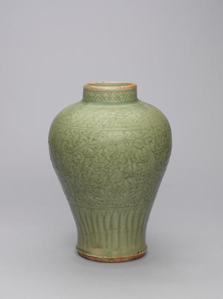 龙泉窑青釉划花缠枝莲纹梅瓶