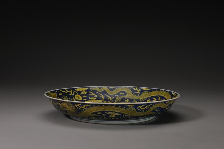 乾隆款青花地黄彩云龙纹盘