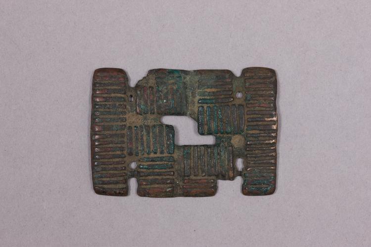 镂空几何纹牌饰