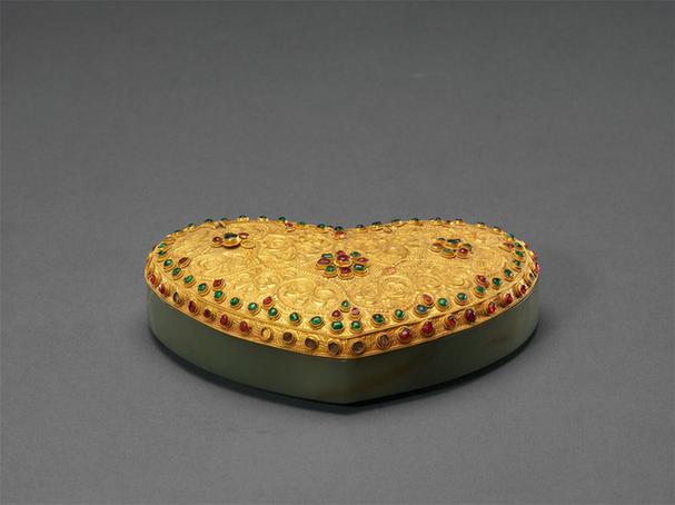金嵌宝石盖青玉桃式盒