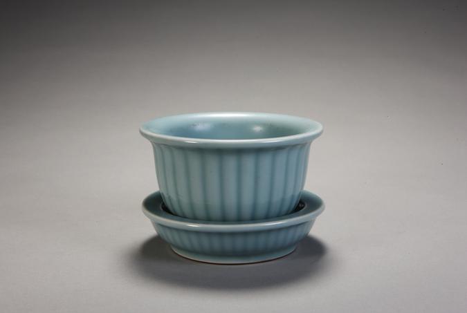 雍正款天蓝釉菊瓣花盆托