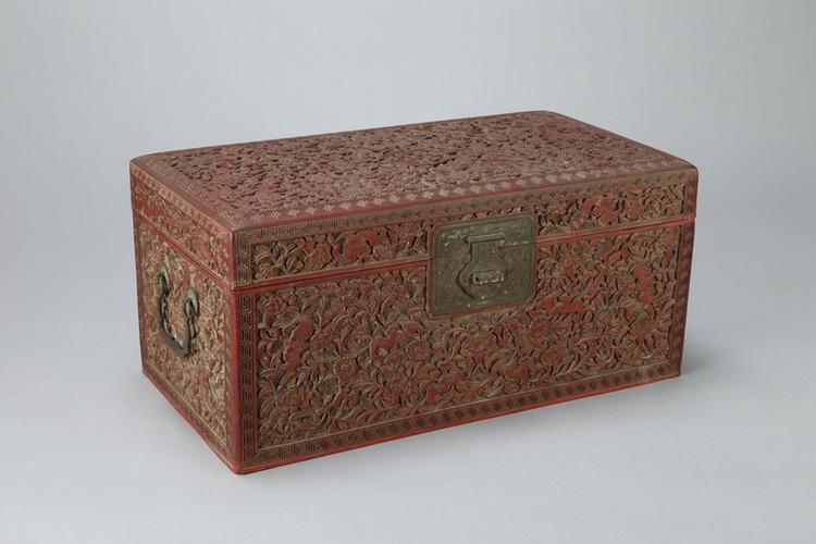 剔红五蝠捧寿纹长方箱