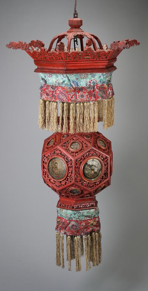 红漆镂雕镶嵌牛角画龙纹绣球式庆成灯