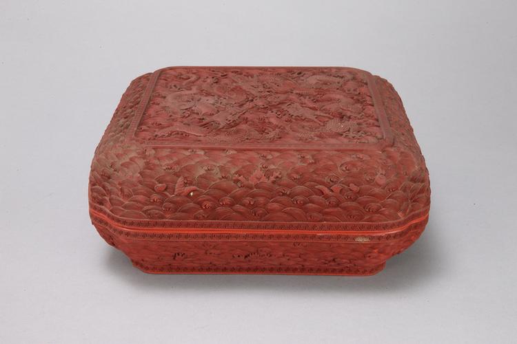 剔红三龙戏珠纹四方委角盒